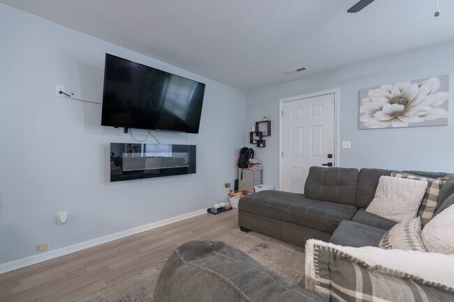 Building Photo - MOVE IN READY 3 Bedroom in the Heart of No...