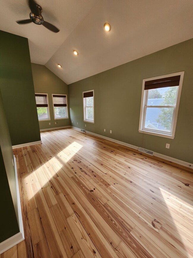 Building Photo - Gorgeous Home For Rent in Ohio City! 2 Master Suites!