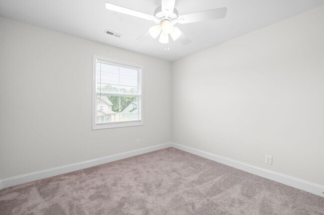 Building Photo - Pet Friendly Three Bedroom with Bonus!
