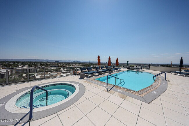 Primary Photo - 2211 E Camelback Rd