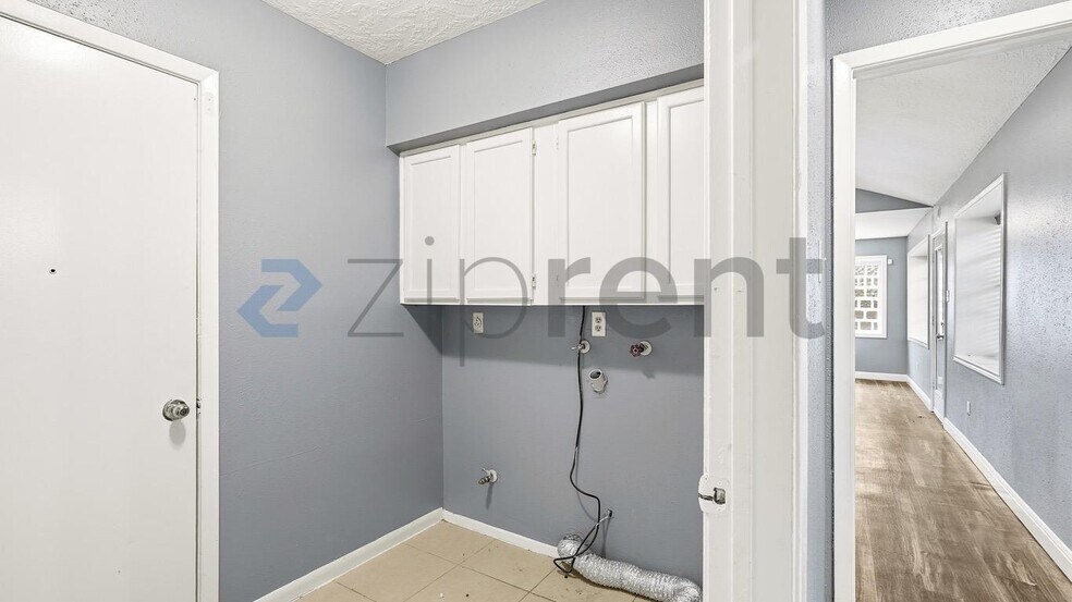 Building Photo - Unit