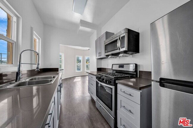 Building Photo - 3209 Descanso Dr