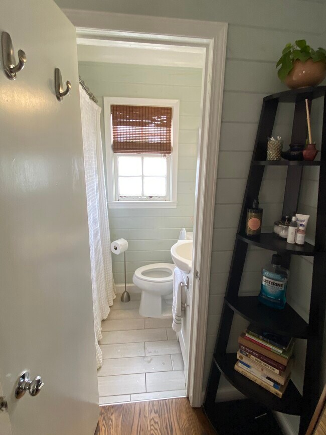 Main Bathroom - 1427 Melrose Pl