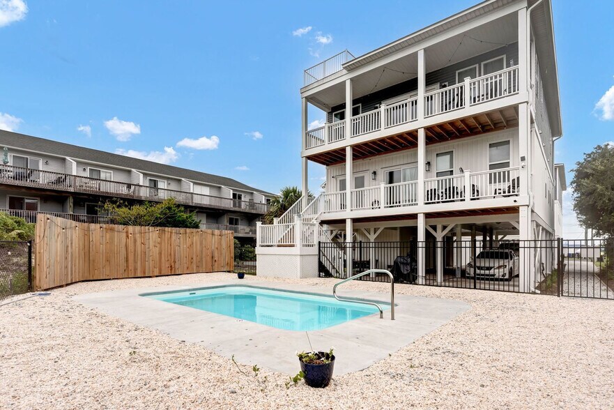 Building Photo - 822 S Topsail Dr