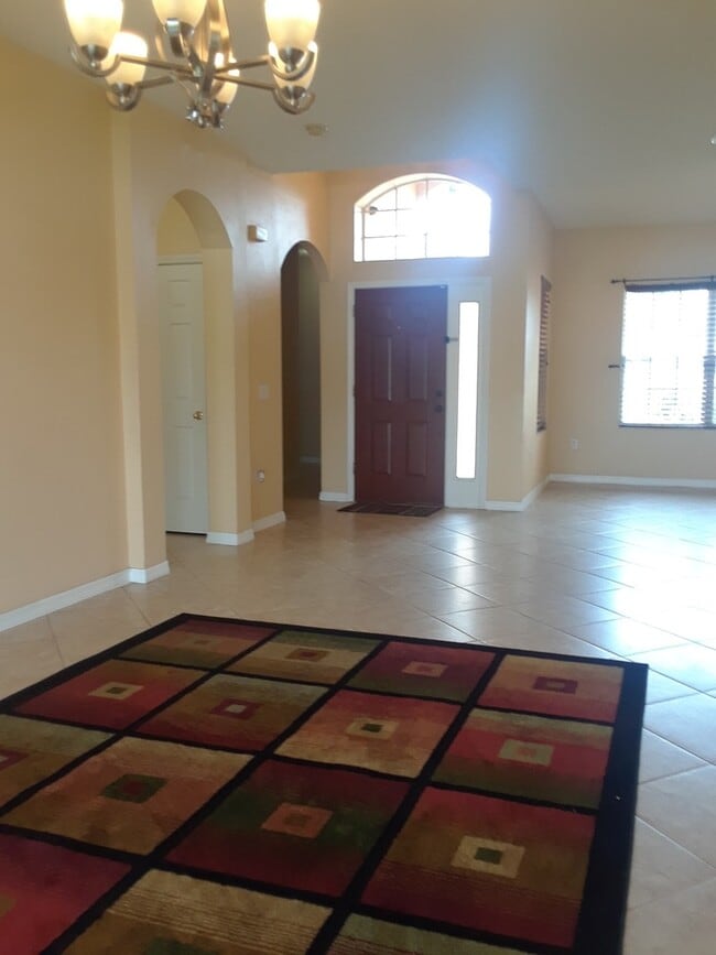 Building Photo - Spacious 4-Bedroom Home in Poinciana!