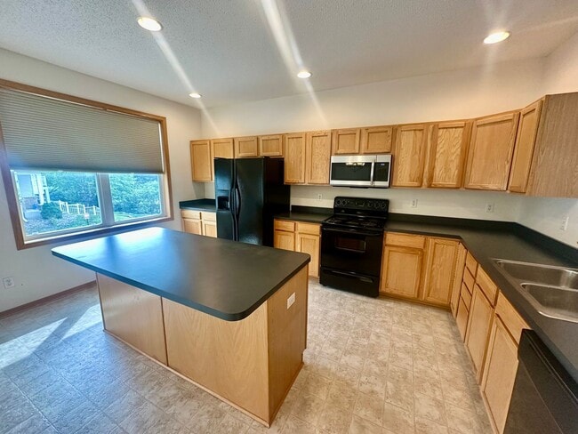 Building Photo - Gorgeous X-Large 4 Bedroom Townhome in Maplewood!