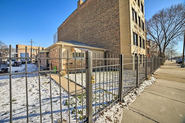 Building Photo - 703 S Central Park Ave