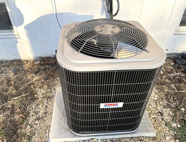 Building Photo - 1606 N Poplar Ave