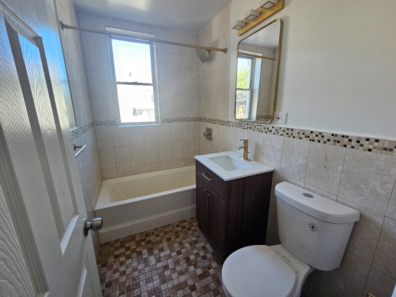 Building Photo - 317 William St