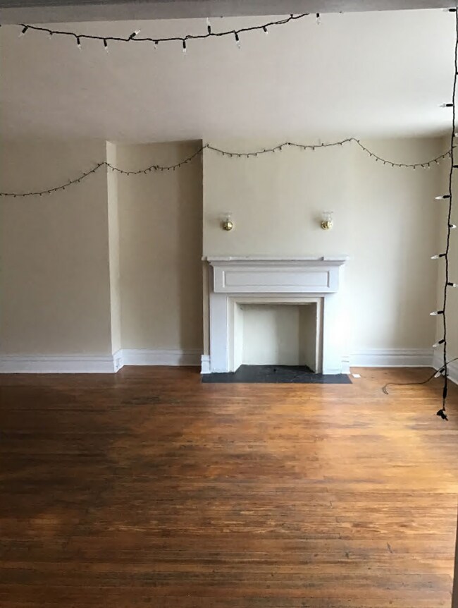 Building Photo - Perfect for college students, but great for others too!