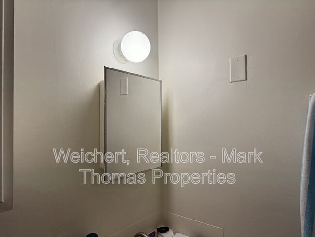 Building Photo - 400 School St