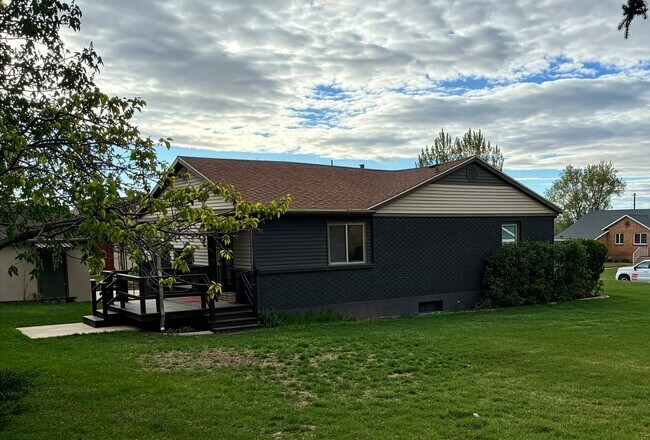 Building Photo - 403 Highland Dr