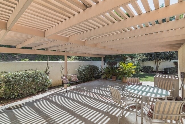 Building Photo - 4 Bedroom, 2.5 Bath House w/2 Garages on 1...