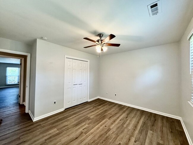 Building Photo - A Ranch Home In Great Neck!  Ready NOW!  P...