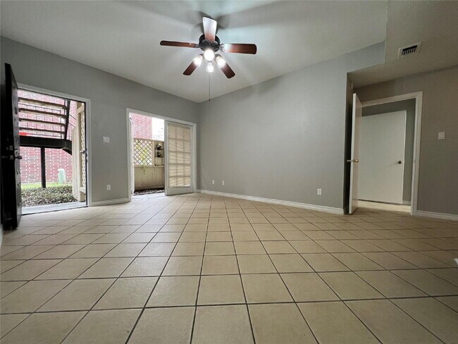 Building Photo - 2 Bed Condo in 77054 Near Texas Medical Center + Gated Community