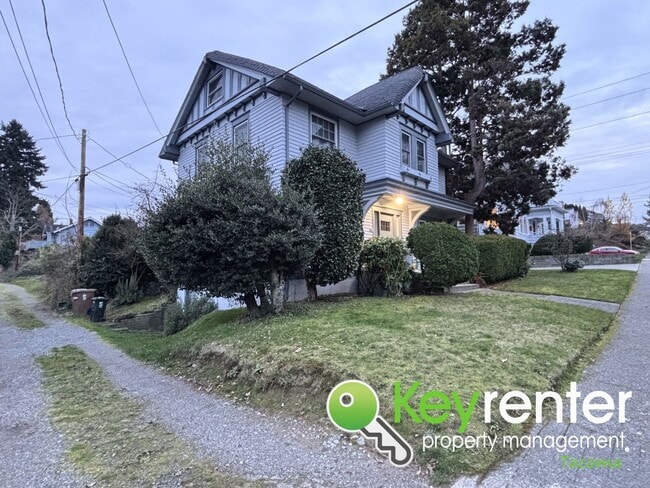 Building Photo - One Bedroom Triplex Unit in the Heart of Tacoma’s Proctor District!