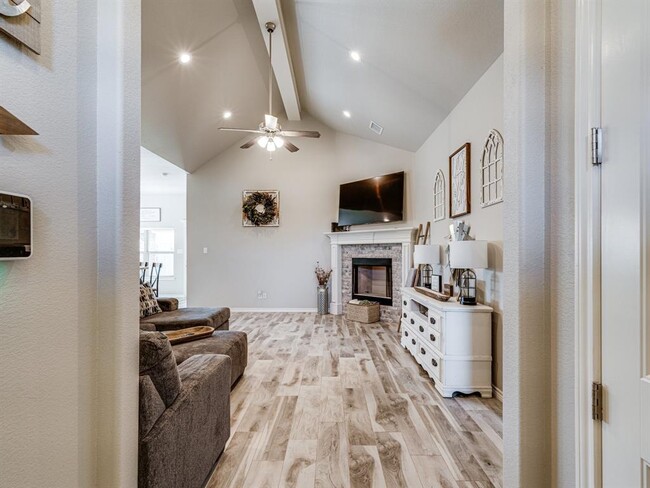 Building Photo - 3308 White Horse Dr