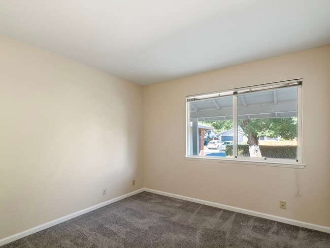Building Photo - Single Level Ranch Home In Desirable Clayt...