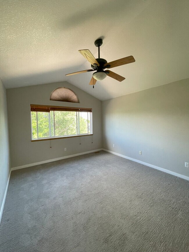 Building Photo - Beautiful 2 BED/3 BATH Louisville Townhome...
