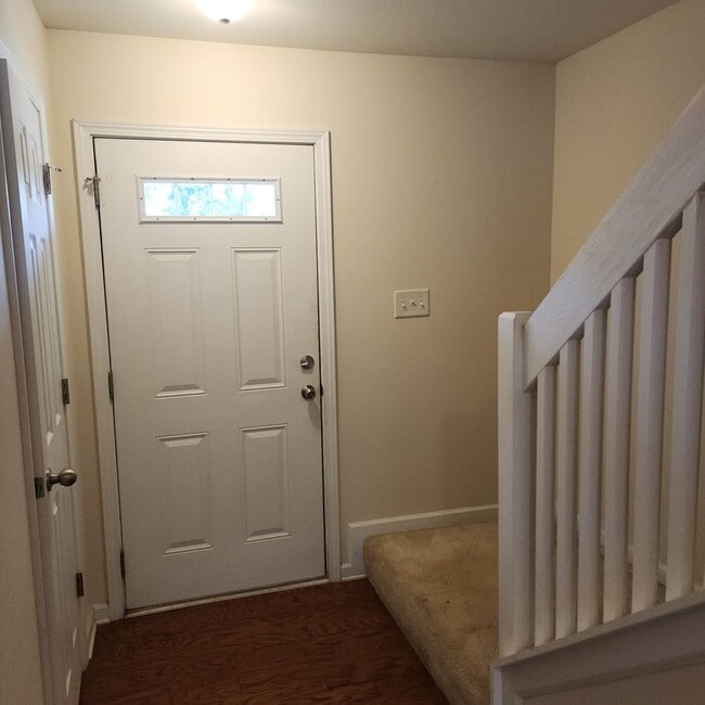 Building Photo - APPLICATION PENDING-3 Level Townhouse For ...