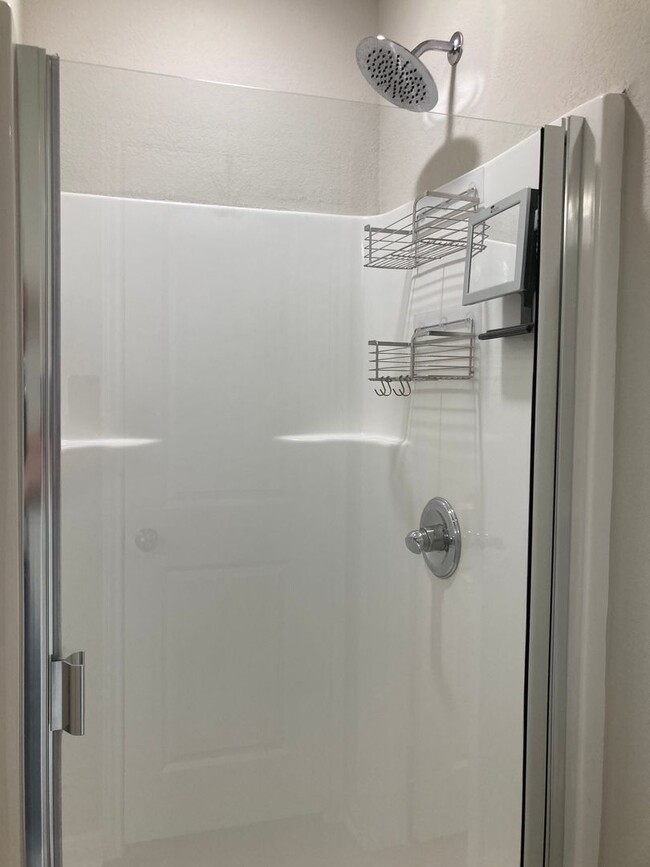 Building Photo - Three-bedroom, Two bath, two car garage Ho...