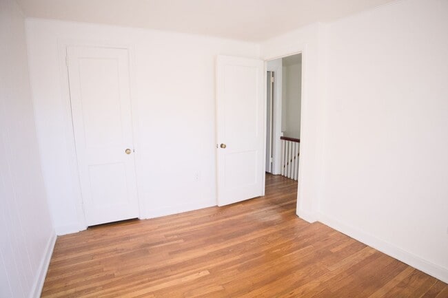 Building Photo - Cute & Cozy Interior Rowhome