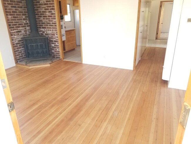 Building Photo - Beautiful Remodeled 3bd 2ba House in Wiseb...