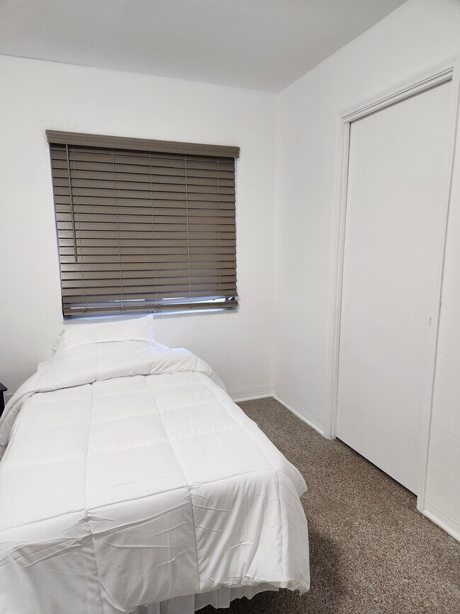 Building Photo - 2312 NE 4th St