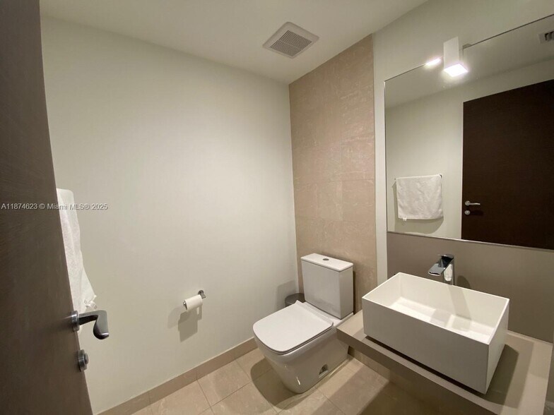 Building Photo - 1000 Brickell Plz