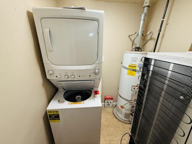 Building Photo - Pet friendly 1 bedroom unit with washer /dryer