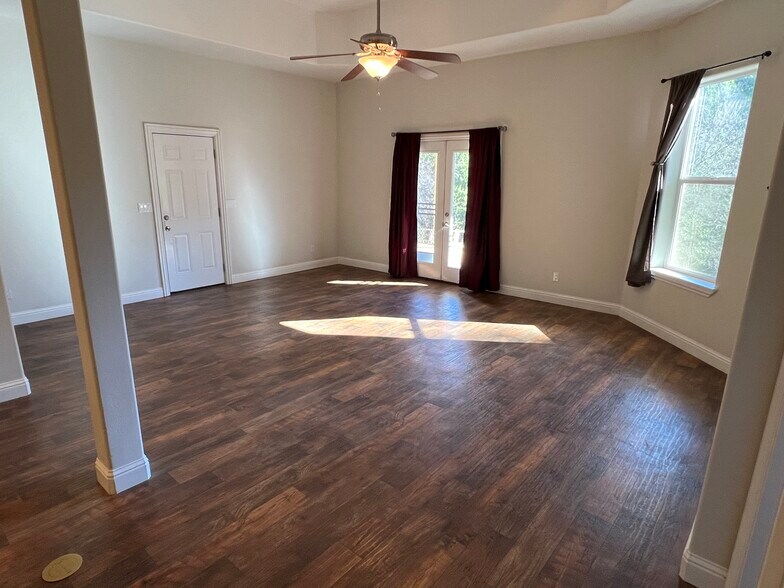 Building Photo - 10653 Douglas Ln