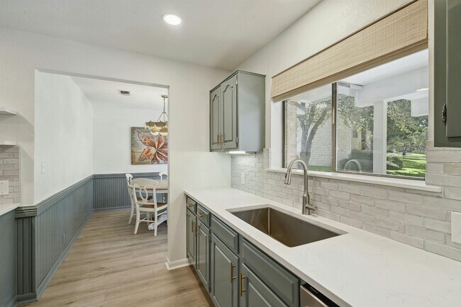 Building Photo - 608 Sombrero