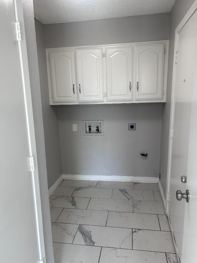 Building Photo - 1446-1448 Pinnacle Peak Dr