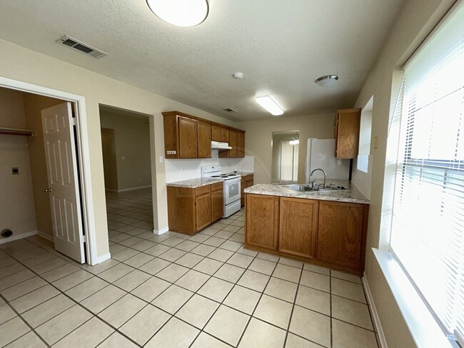 Building Photo - 405 Diana Ln