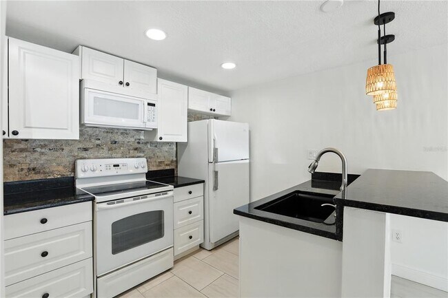Building Photo - 614 N Hyer Ave