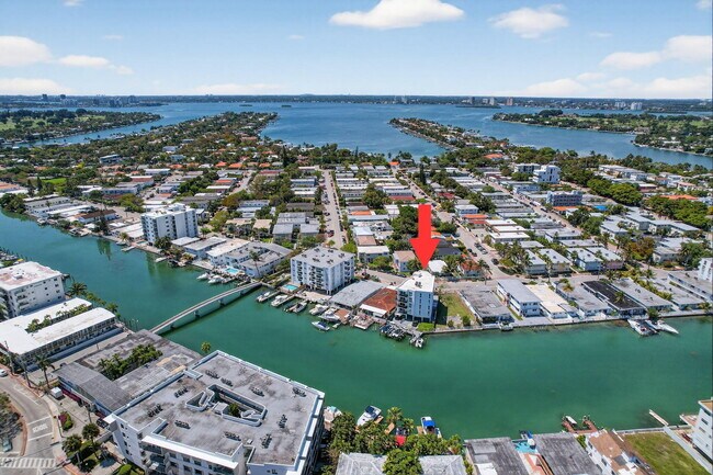 Building Photo - 8125 Crespi Blvd