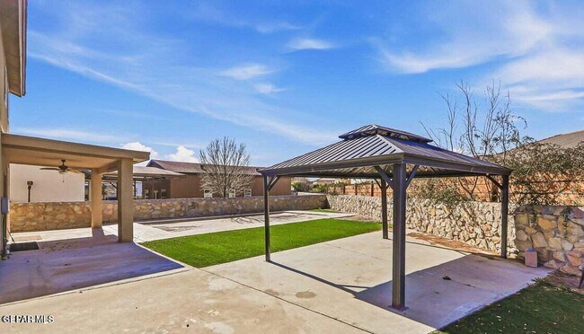 Building Photo - 520 Gomez Rd