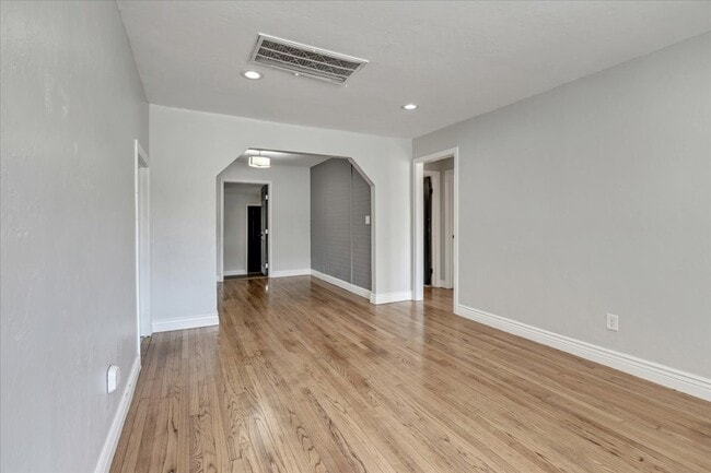 Building Photo - 4604 N Rockwell Ave