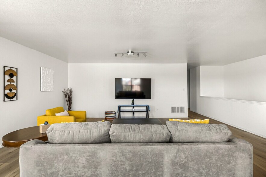 Building Photo - 311 Evening Grosbeak Dr