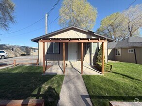 Building Photo - COZY 2 BEDROOM & 1 BATHROOM HOME