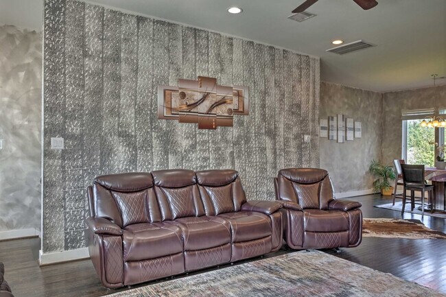 Building Photo - 2107 Stuart St