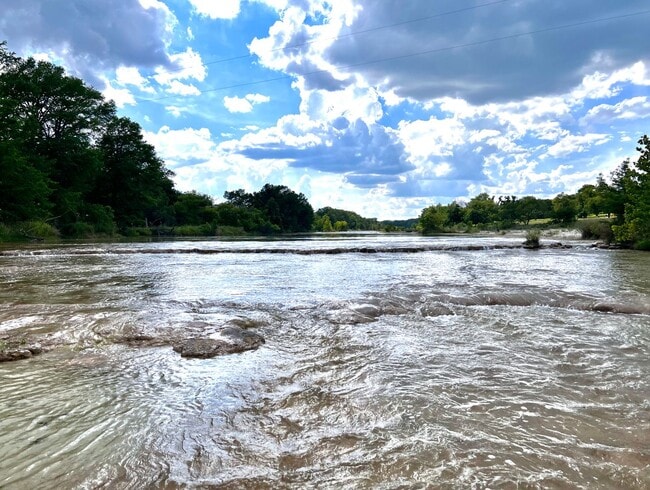 Building Photo - 3/2 Duplex on the River