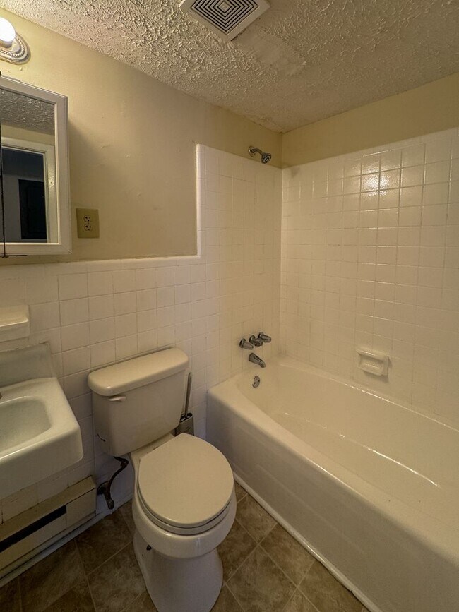 Building Photo - Conveniently Located 2 Bed 1.5 First Floor Unit