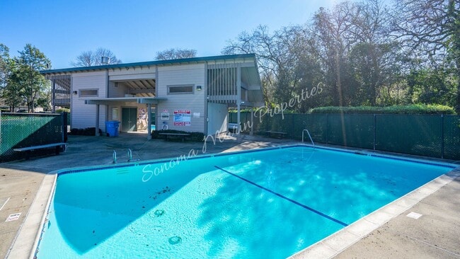 Building Photo - Lovely 3 Bedroom Townhouse ~ Water Included