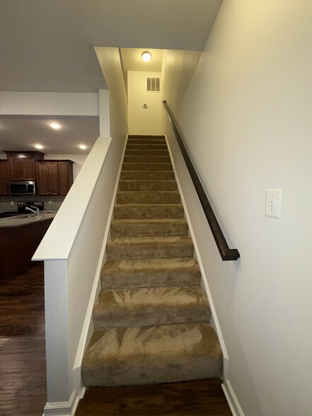 2 floor condo - 2719 Pinebrook Rd