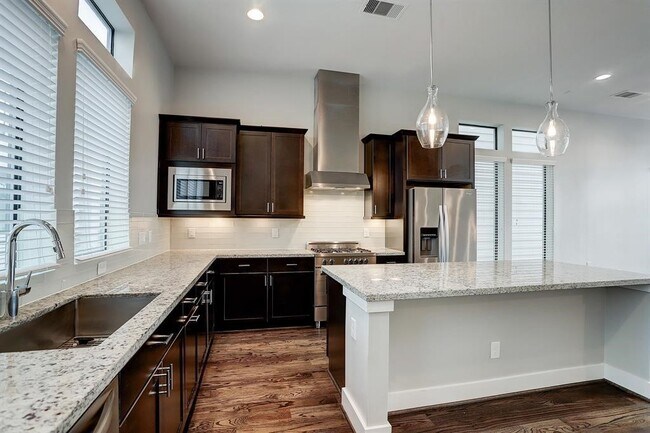 Building Photo - 2114 Sabine St