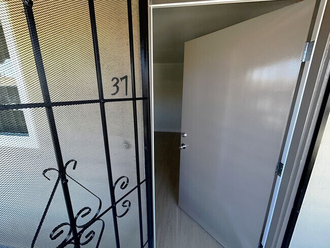 Building Photo - 1635 N Normandie Ave