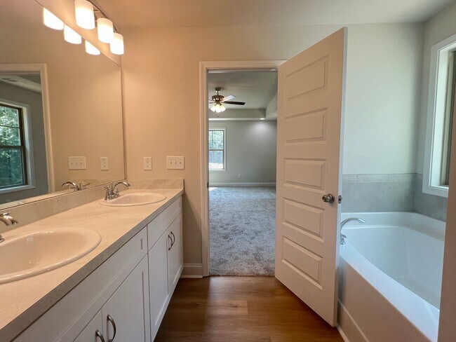 Building Photo - Beautifully Done & Brand New 4BD/2.5 Home in Jones Co.