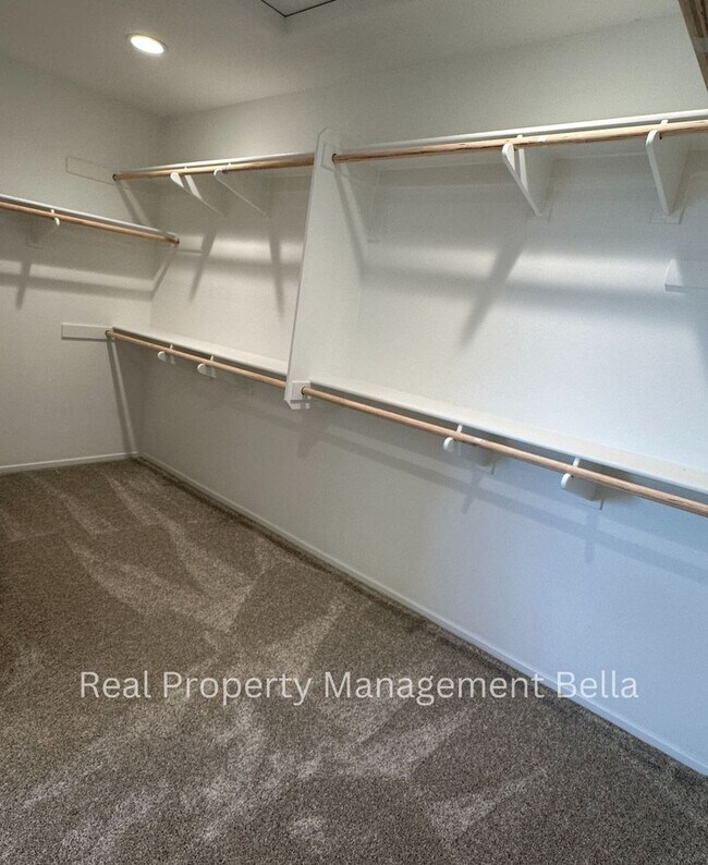 Building Photo - Modern Luxury Awaits: Discover Your Dream Home!