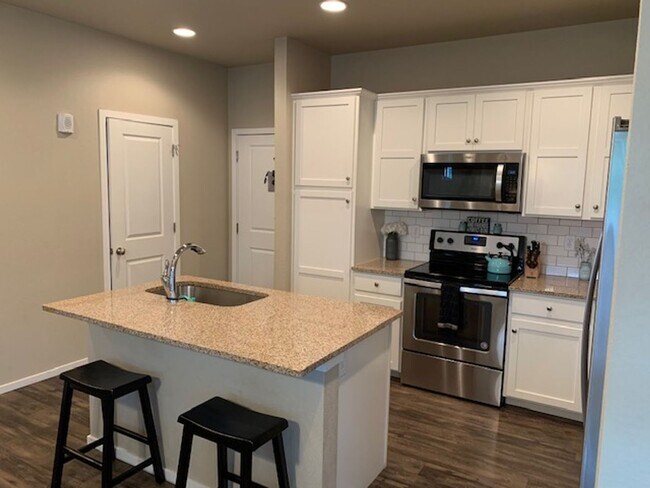 Building Photo - Spacious 3-Bedroom End-Unit Townhome for R...